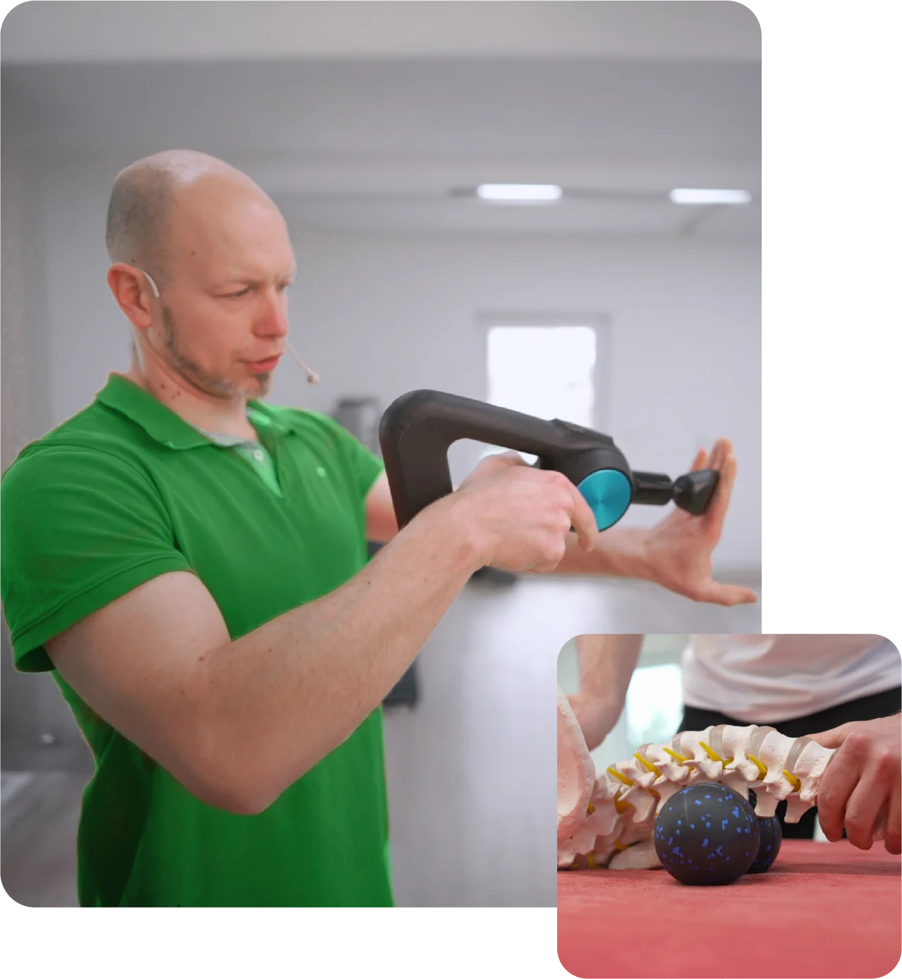 Therapeut behandelt den Arm eines Patienten mit der Massagepistole